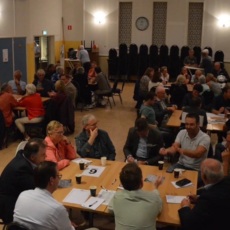 Er werd goed gebruik gemaakt van de mogelijkheid om in gesprek te gaan met college- en raadsleden (Foto: Erwin Guijt).